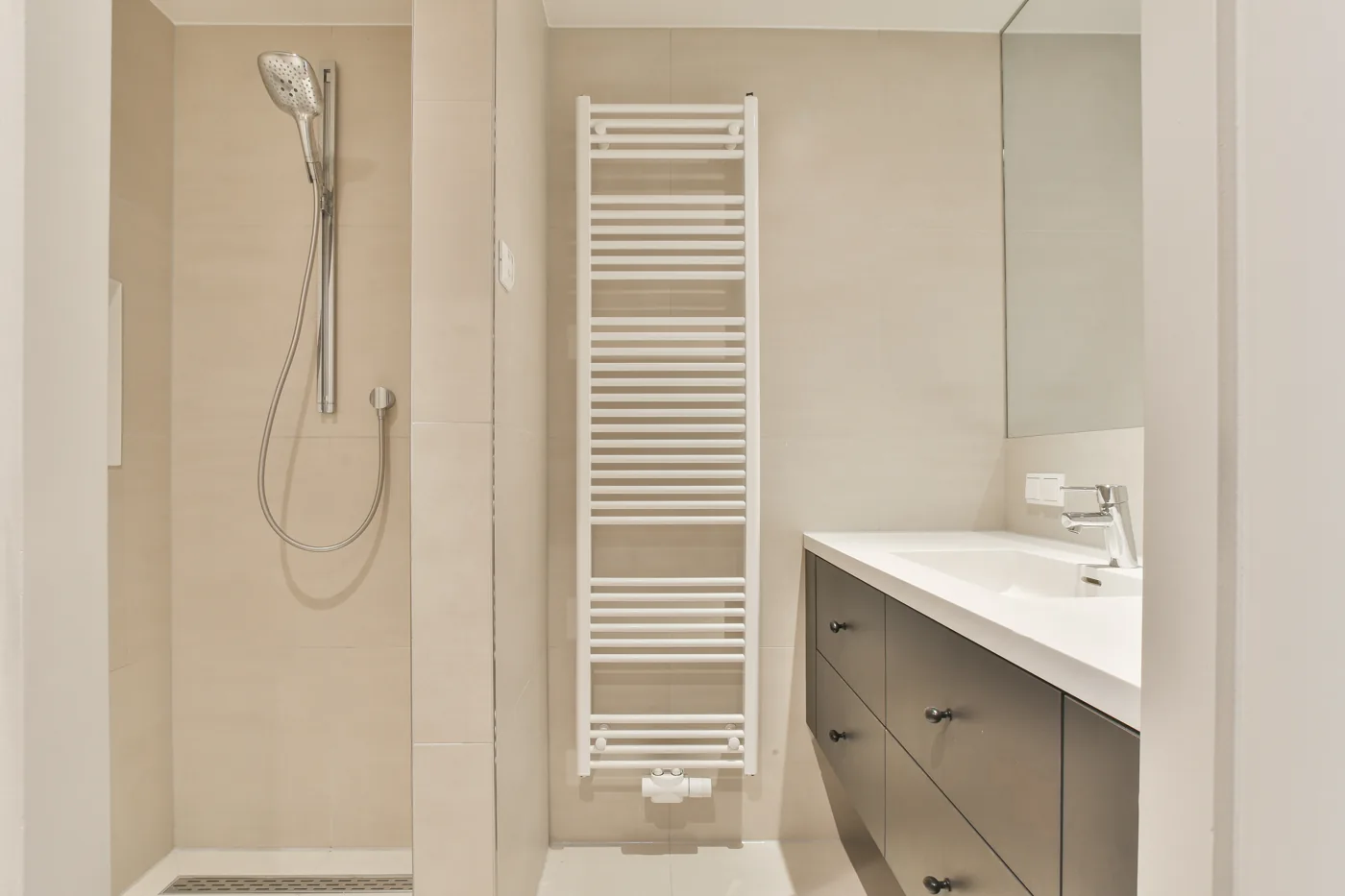 Salle de bain sur mesure par Renova Swiss