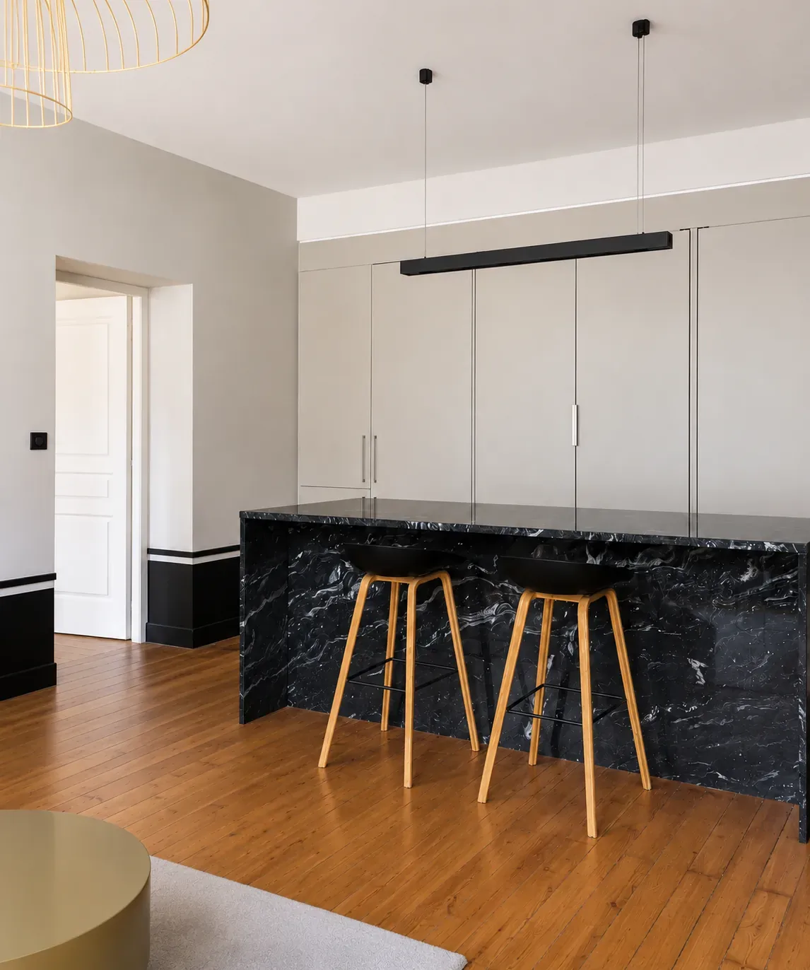 Cuisine d'appartement, îlot en marbre noir et tabourets bois