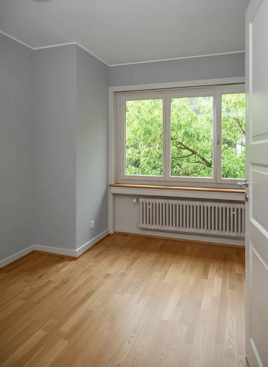 Pièce d'appartement lumineuse, fenêtre et radiateur sous allège