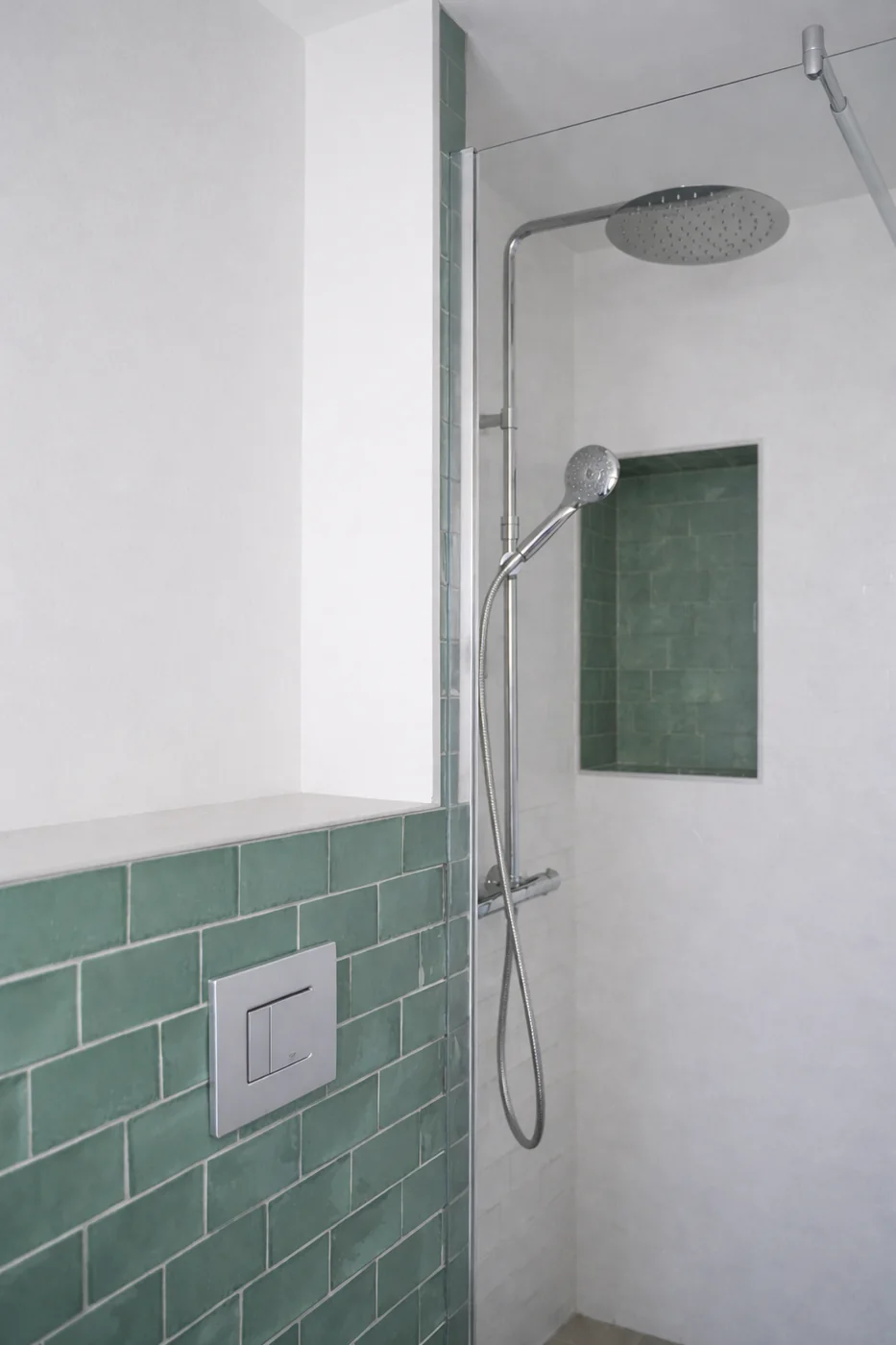 Salle de bain de maison, douche carrelée vert émeraude