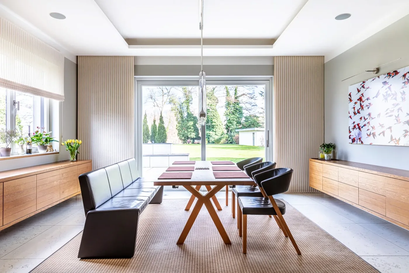 Séjour de maison, grandes fenêtres ouvertes sur le jardin